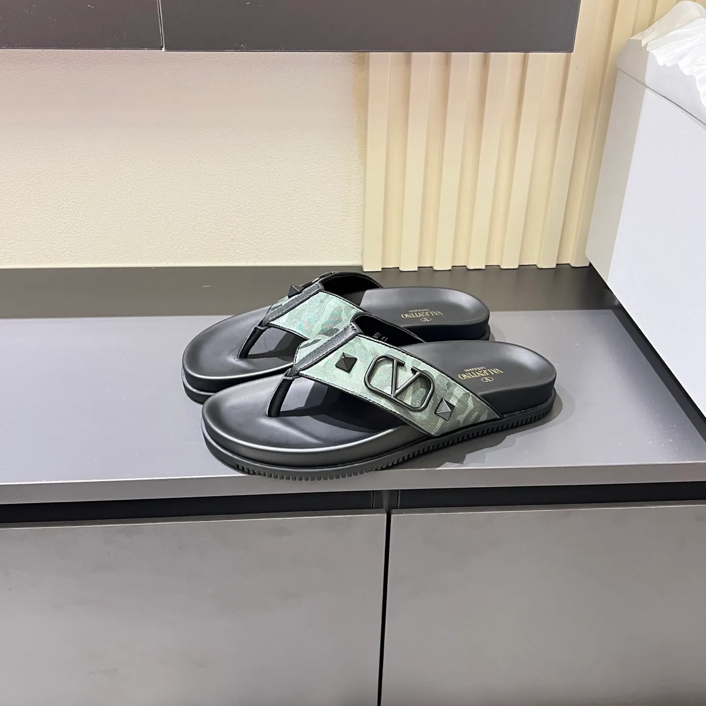 p300《VALENTINO》Warren Men🧍‍♂️Spring and Summer New Style. Cowhide logo flat slippers, elegant sandals, the same style worn by celebrities, original molding, imported calfskin. Rubber outsole. Soft and durable, full set of counter packaging, 38-44!